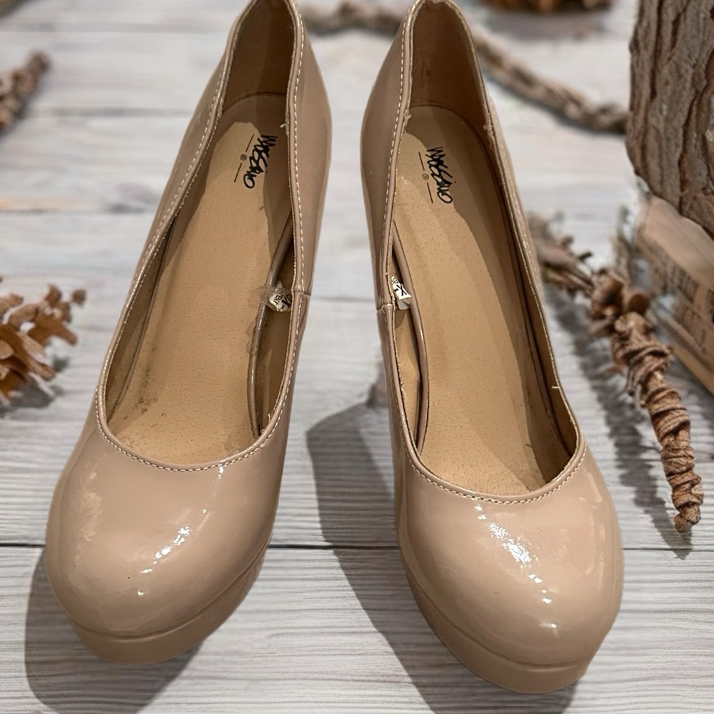 Mossimo Supply Co Tan Heels Classic Design